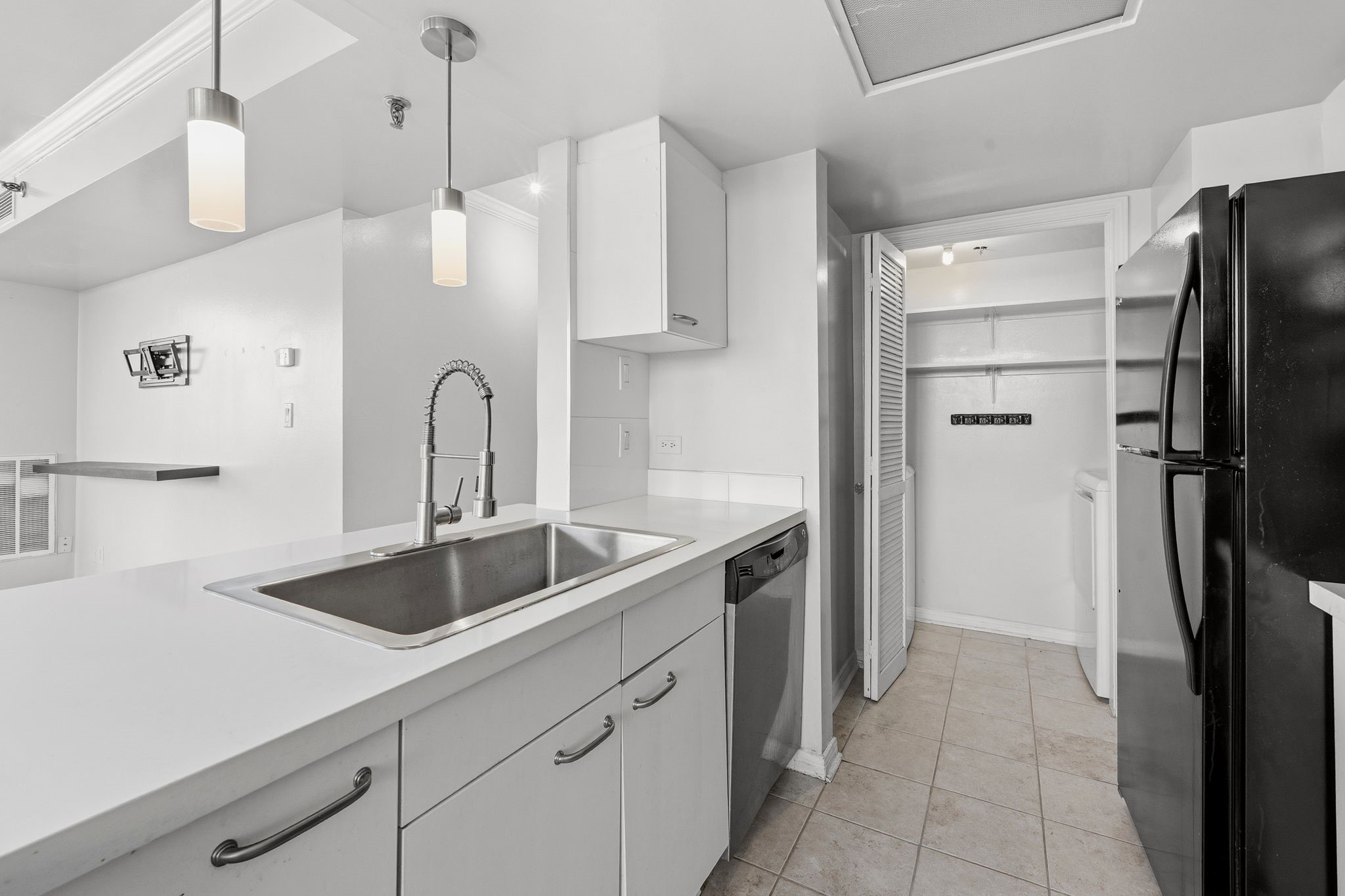 3525 Sage Road, Unit 504 Houston, TX 77056 - Photo 6 of 18 Abundant cabinetry and additional side storage make this kitchen exceptionally well-organized.