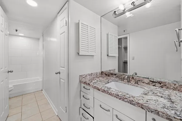 $2,300 | 3525 Sage Road, Unit 504, Houston, TX 77056