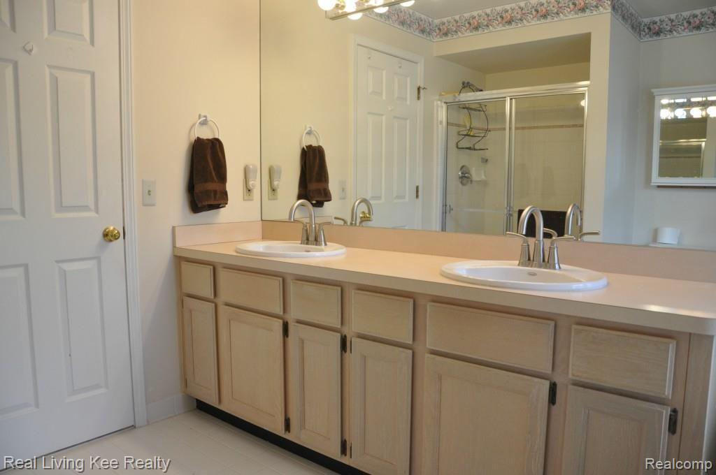2192 Clinton View Circle Rochester, MI 48309 - Photo 29 of 35 DSC_0126.jpg