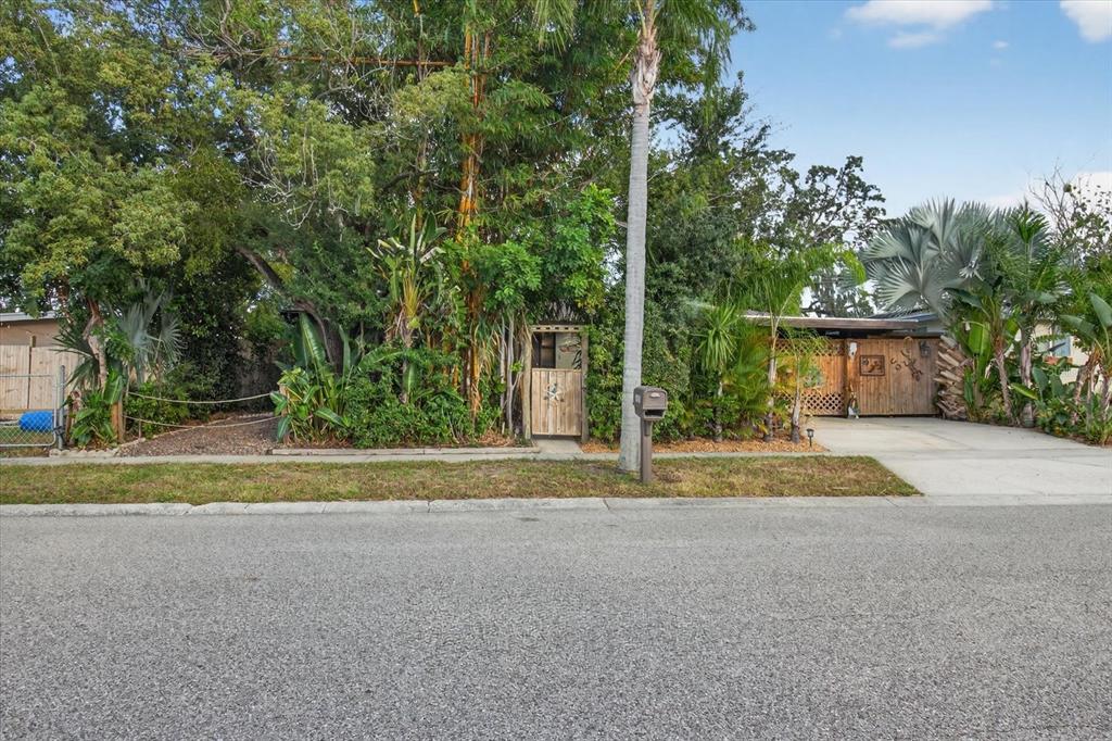 1652 Debonair Drive Holiday, FL 34690 - Photo 7 of 91