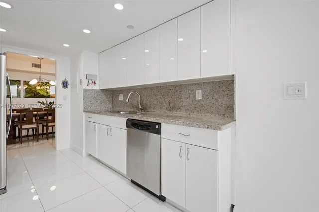 $4,100 | 2000 Towerside Terrace, Unit 805, Miami, FL 33138