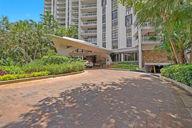 $4,100 | 2000 Towerside Terrace, Unit 805, Miami, FL 33138