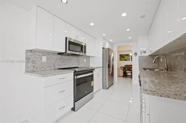 $4,100 | 2000 Towerside Terrace, Unit 805, Miami, FL 33138