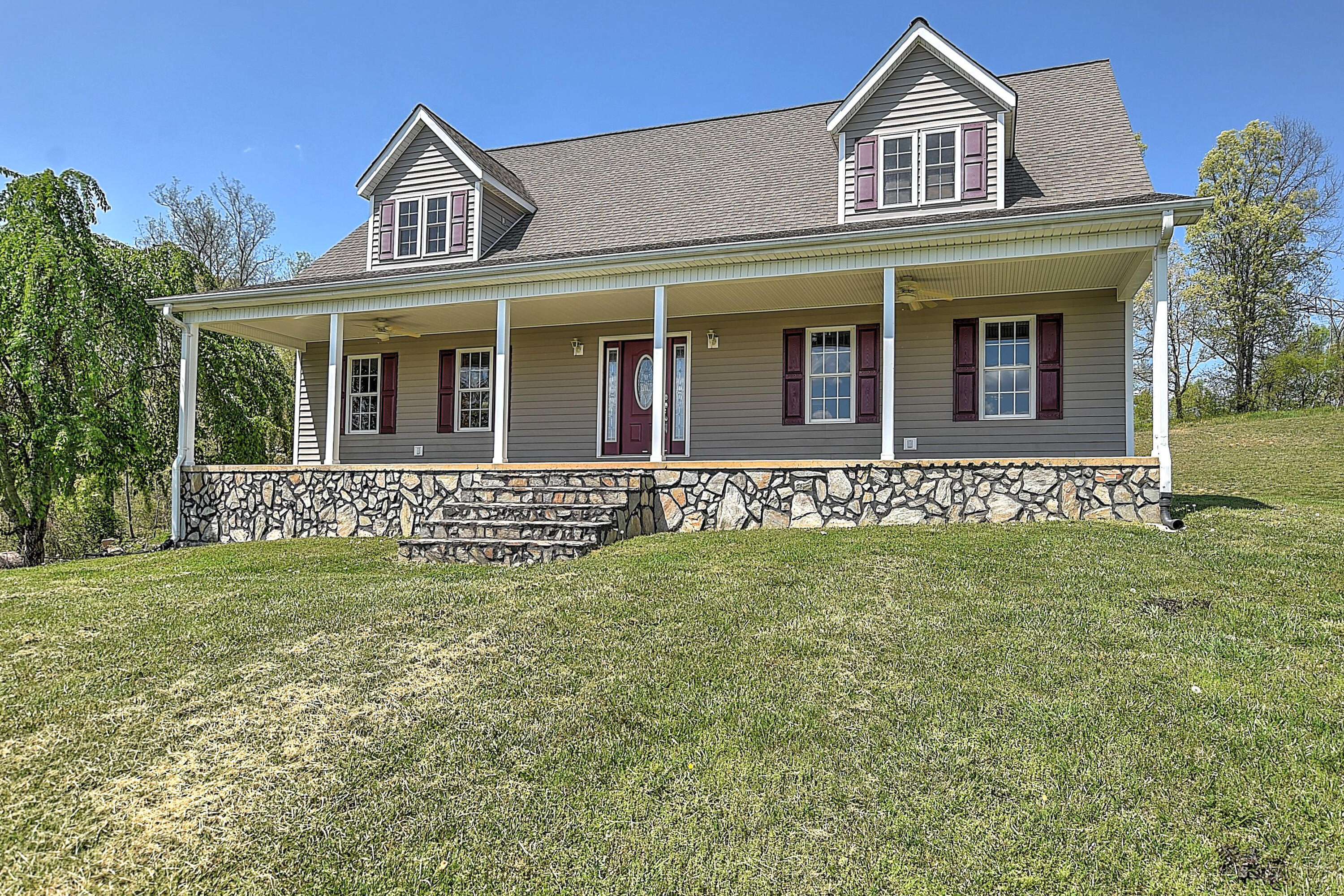 220 Kincheloe Road Fall Branch, TN 37656 - Photo 1 of 71 218 Kinchloe