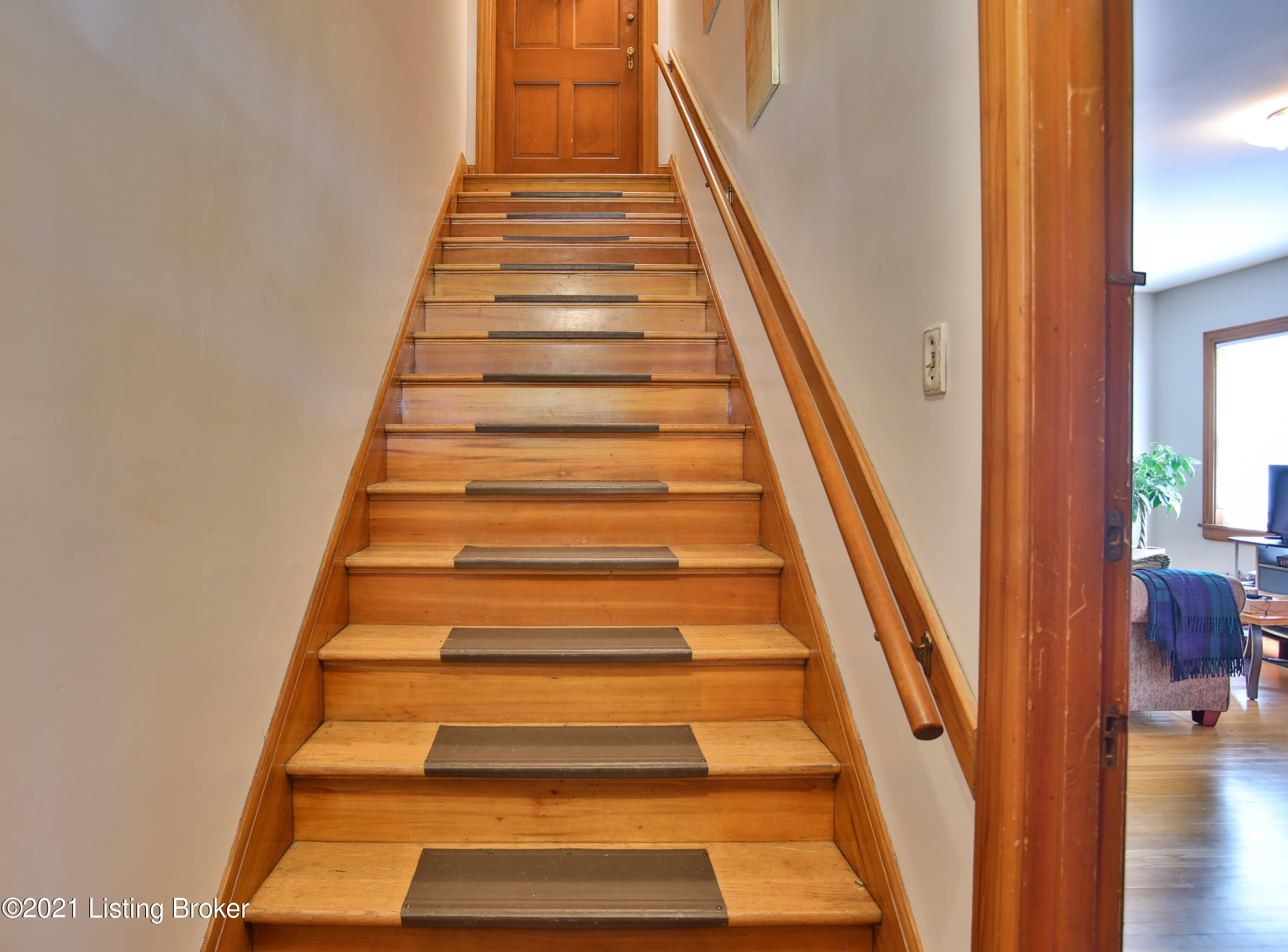 2527 Broadmeade Road Louisville, KY 40205 - Photo 16 of 41 Front door common area stairwell
