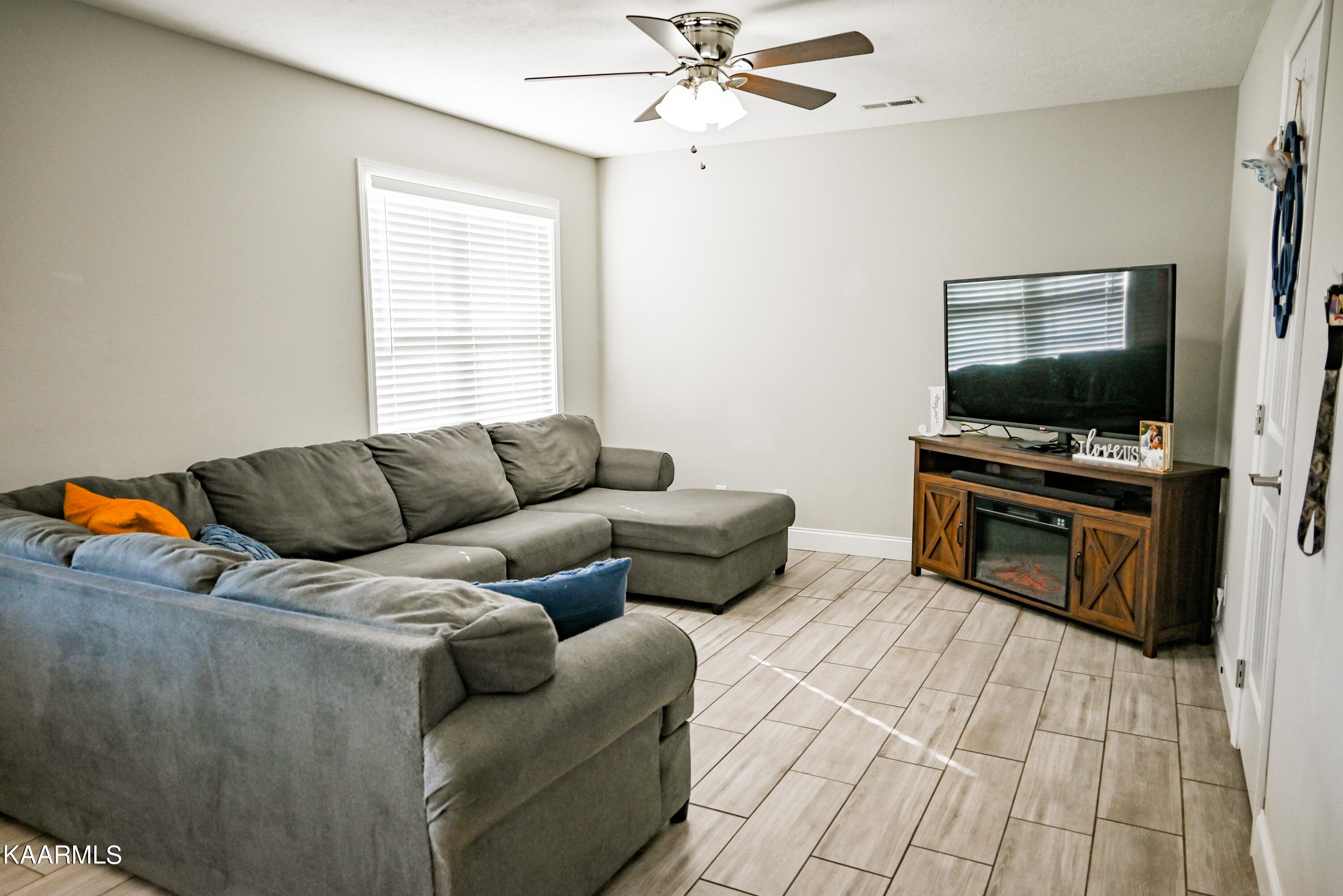 608 West Outer Drive Oak Ridge, TN 37830 - Photo 4 of 40 DSC_1843