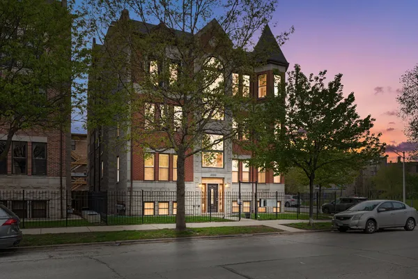 $3,200 | 4800 South St Lawrence Avenue, Unit 2N, Chicago, IL 60615