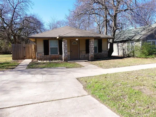 $1,275 | 108 South Cleveland Avenue, Sherman, TX 75090