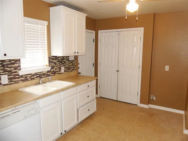 $1,275 | 108 South Cleveland Avenue, Sherman, TX 75090