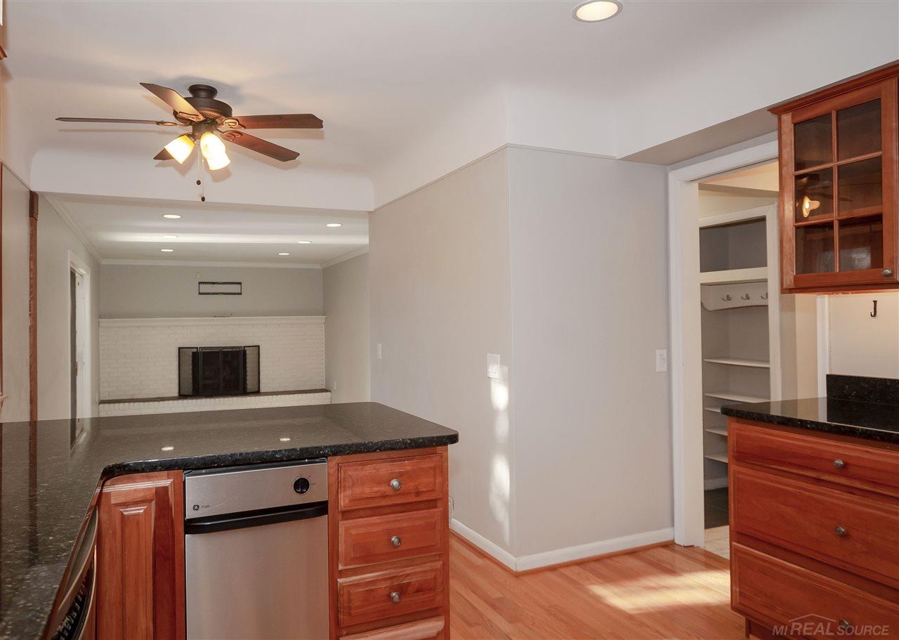 805 Canterbury Road Grosse Pointe Woods, MI 48236 - Photo 10 of 41
