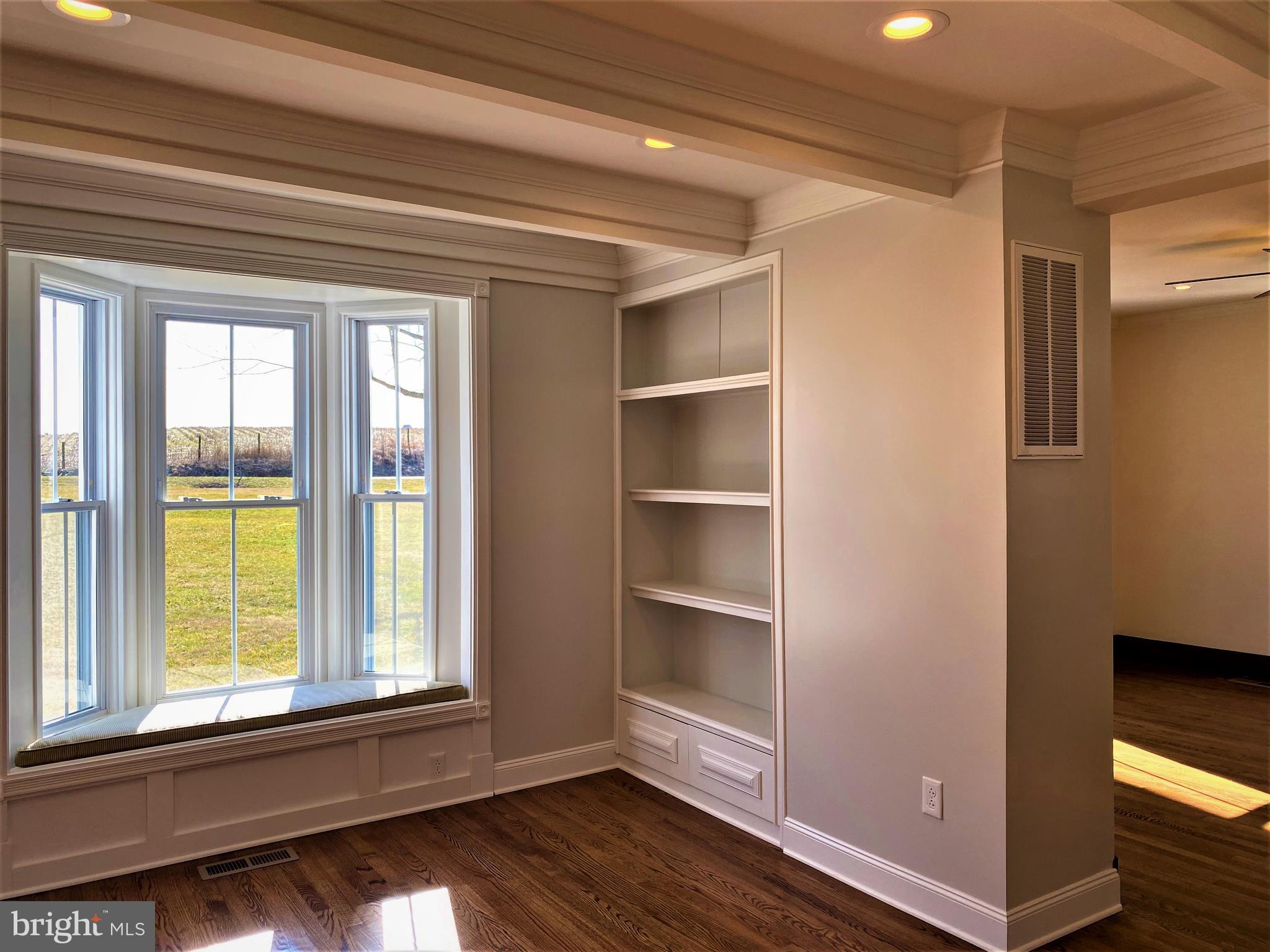 403 Palmyra Road Edinburg, VA 22824 - Photo 15 of 60 Dining Area with Built in shelves and Window Seat