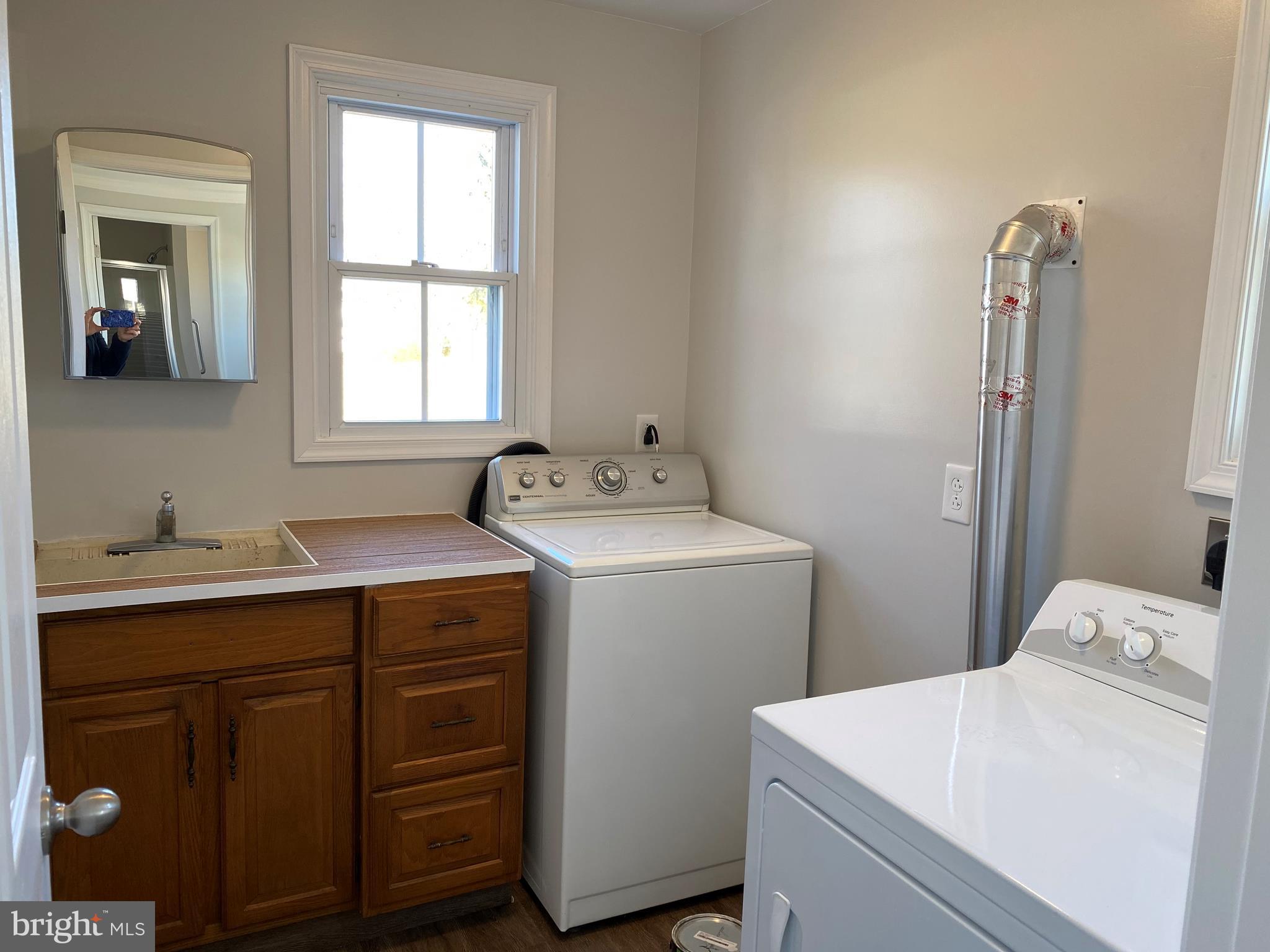 403 Palmyra Road Edinburg, VA 22824 - Photo 3 of 60 Laundry room with Large sink