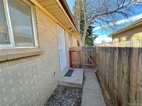 $1,420 | 1158 Akron Street, Aurora, CO 80010