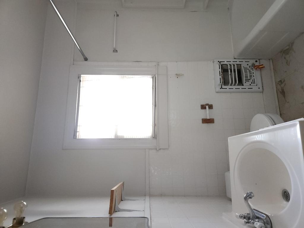 910 East 13th Street Austin, TX 78702 - Photo 9 of 16 a bathroom with a sink and a bathtub