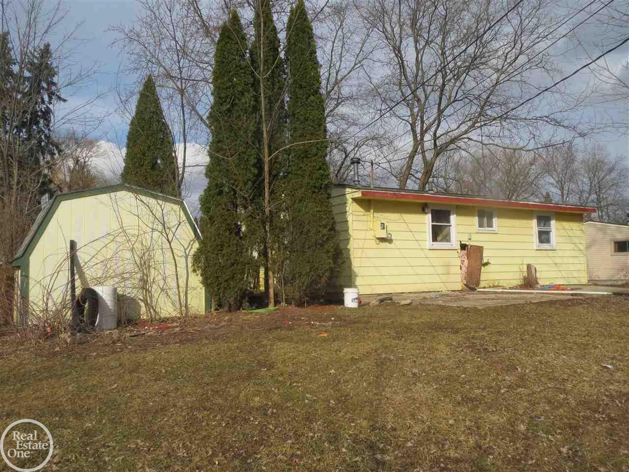 1878 Weir Road Walled Lake, MI 48390 - Photo 4 of 30 31373718-3.JPG