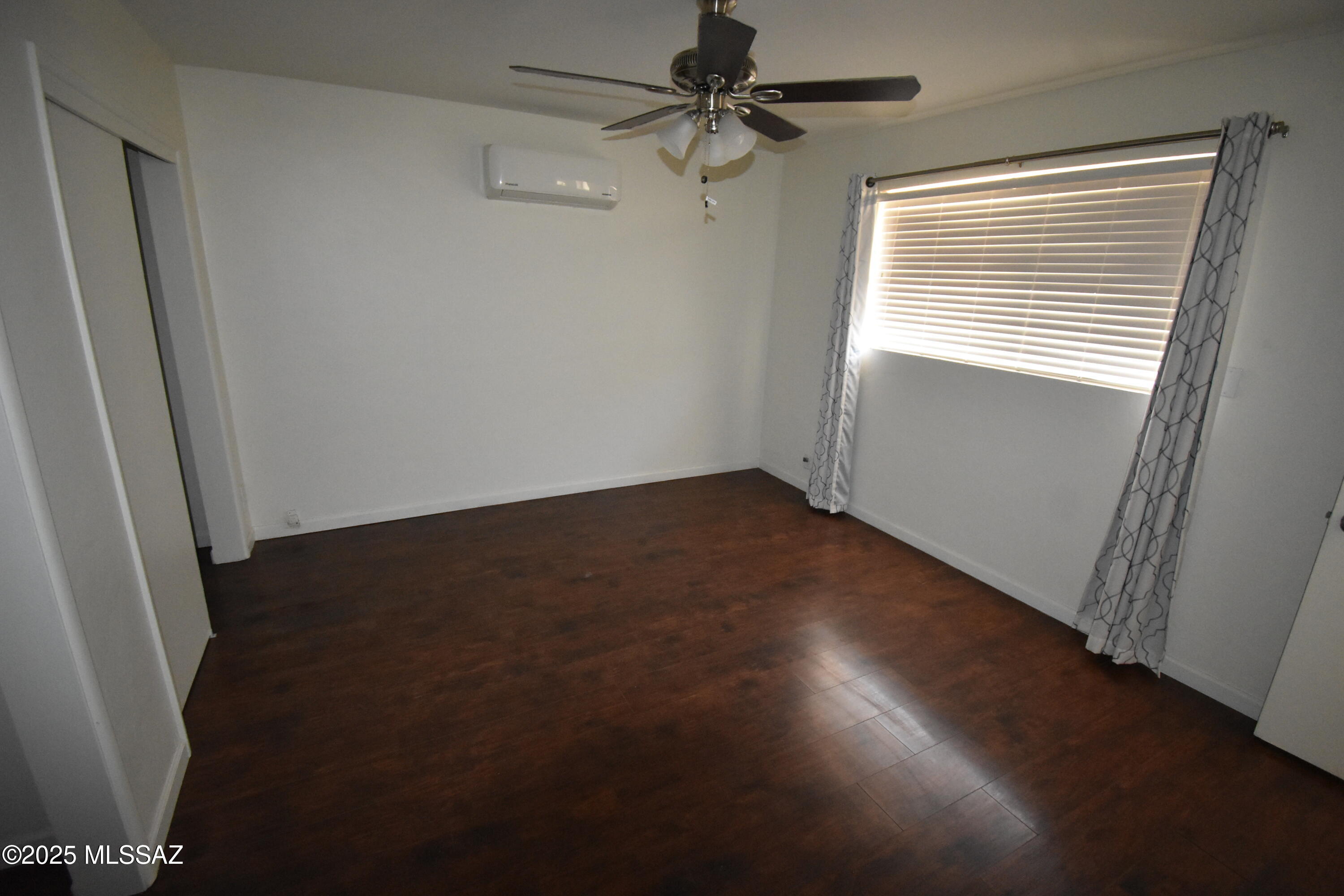 5501 East Spring Street Tucson, AZ 85712 - Photo 26 of 32 an empty room with a window