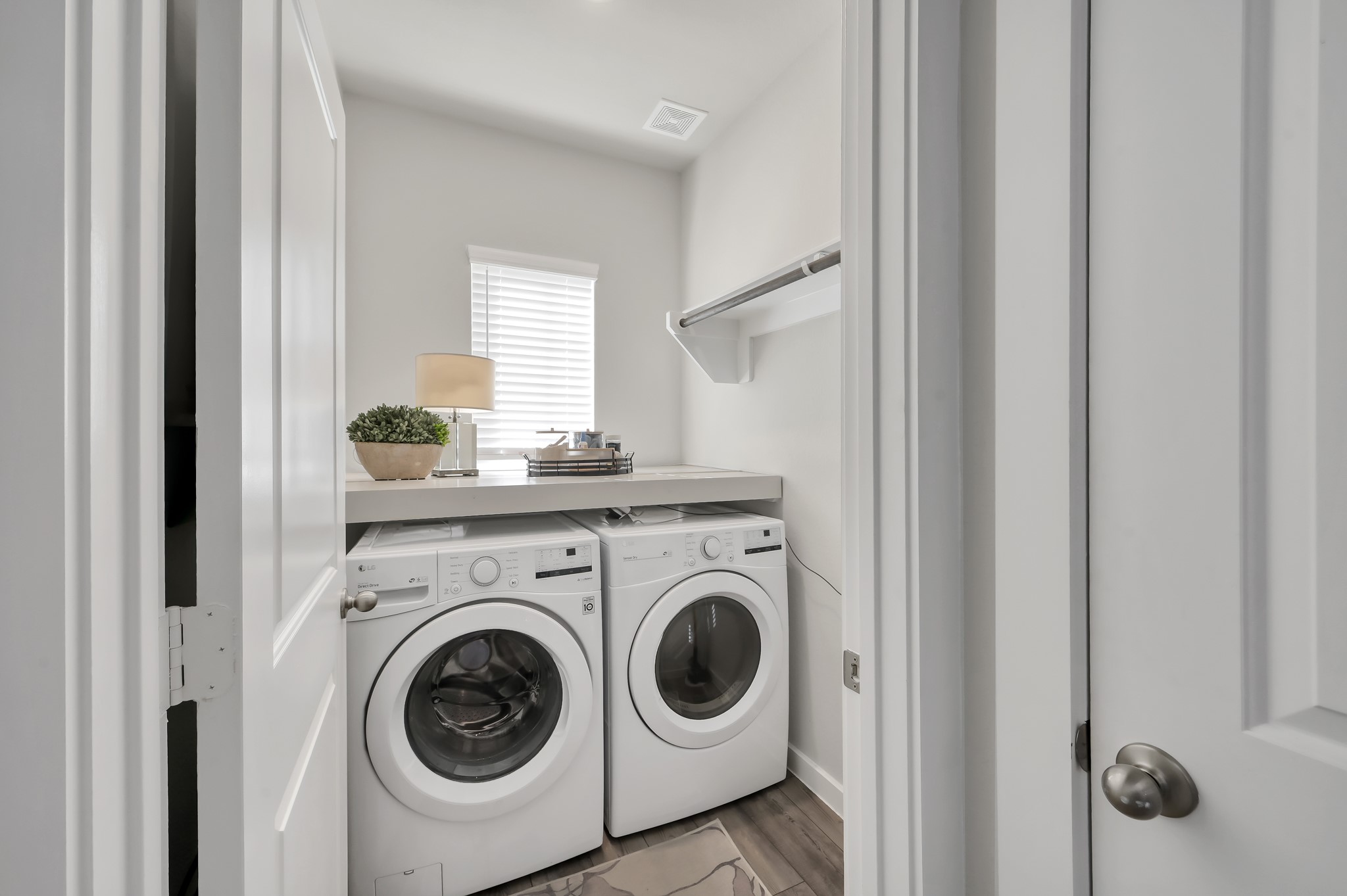 554 Timber Voyage Court Conroe, TX 77304 - Photo 19 of 35 a utility room with dryer and washer