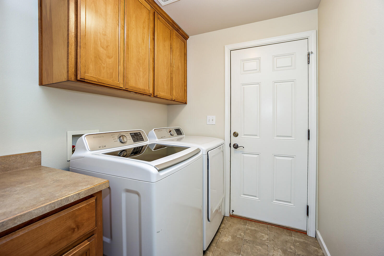 890 Ridgeview Drive Eagle Point, OR 97524 - Photo 19 of 35 a utility room with dryer and washer