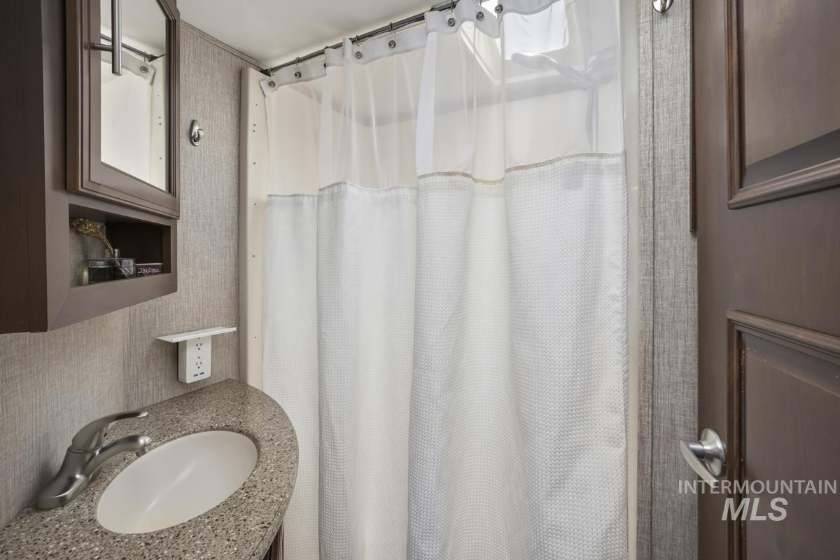 44 Pats Lane Cascade, ID 83611 - Photo 15 of 33 Bathroom
