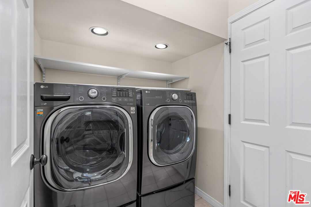 2409 Olive Avenue La Crescenta, CA 91214 - Photo 10 of 25 a utility room with dryer and washer