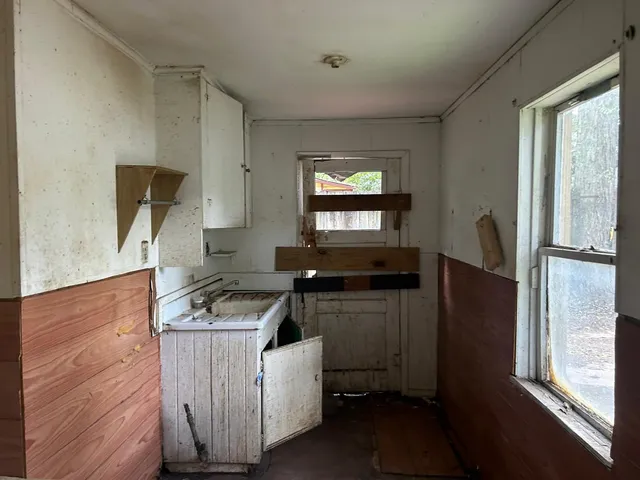 $49,900 | 302 East Wayside Avenue, Wharton, TX 77488