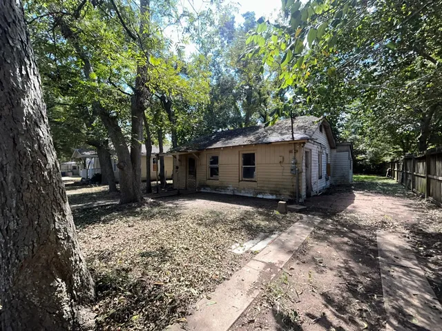 $49,900 | 302 East Wayside Avenue, Wharton, TX 77488