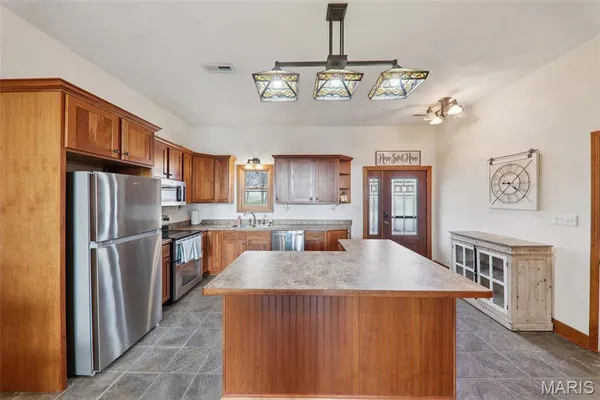 $780,000 | 102 East 725 Avenue, Mulberry Grove, IL 62262