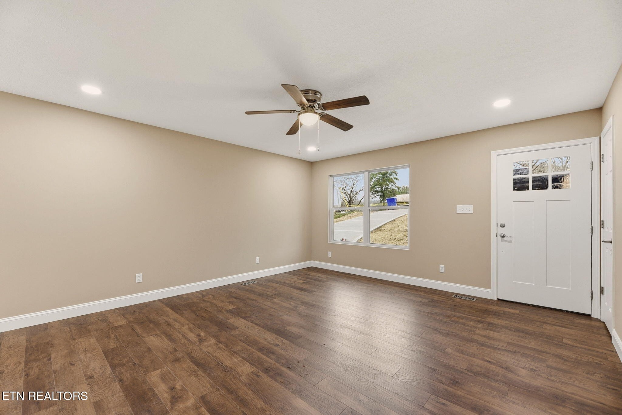 220 Nancy Lane Clinton, TN 37716 - Photo 3 of 25