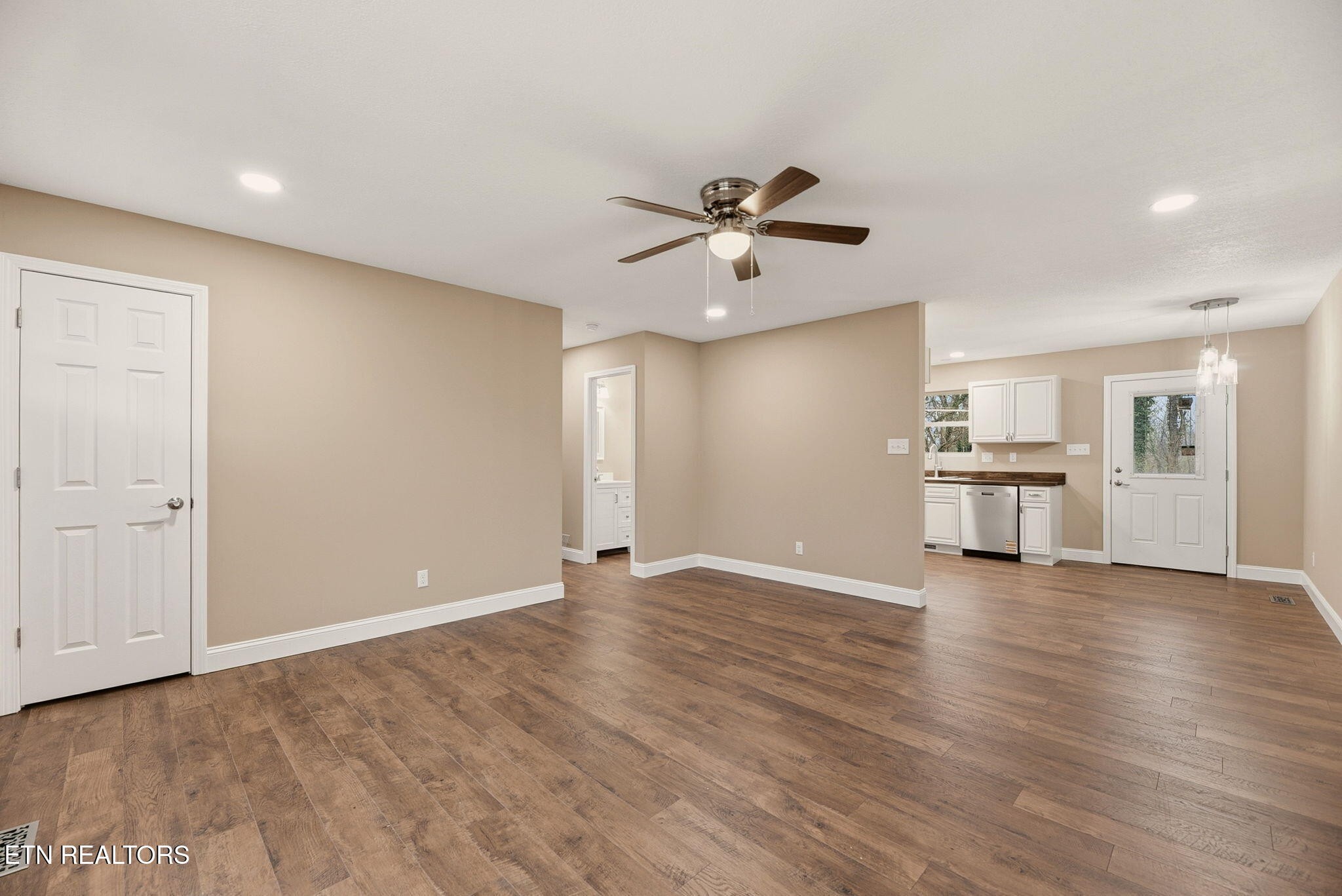 220 Nancy Lane Clinton, TN 37716 - Photo 4 of 25