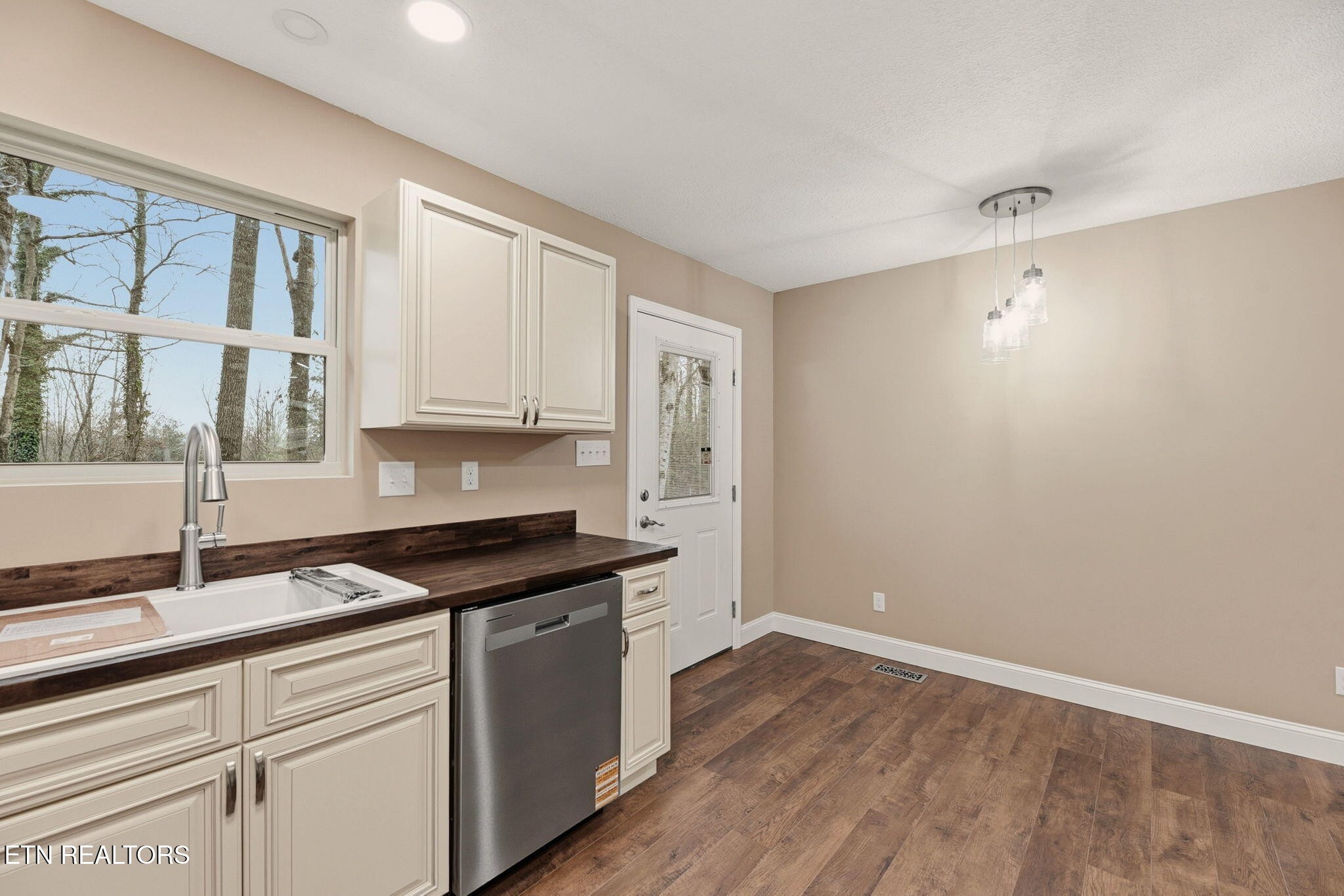220 Nancy Lane Clinton, TN 37716 - Photo 9 of 25