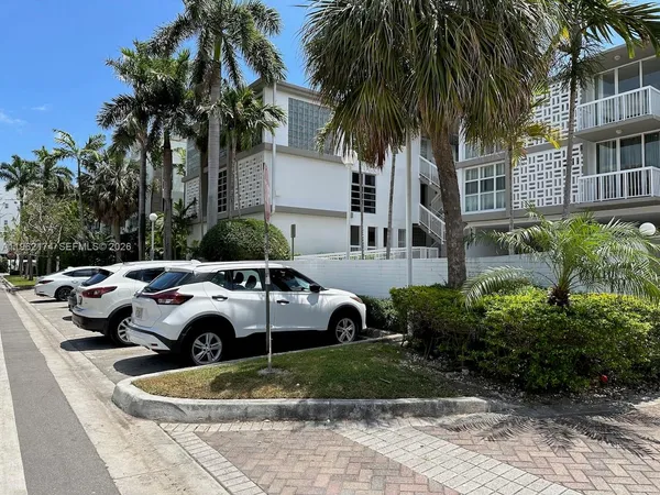 $2,250 | 1080 99th Street, Unit 322, Bay Harbor Islands, FL 33154