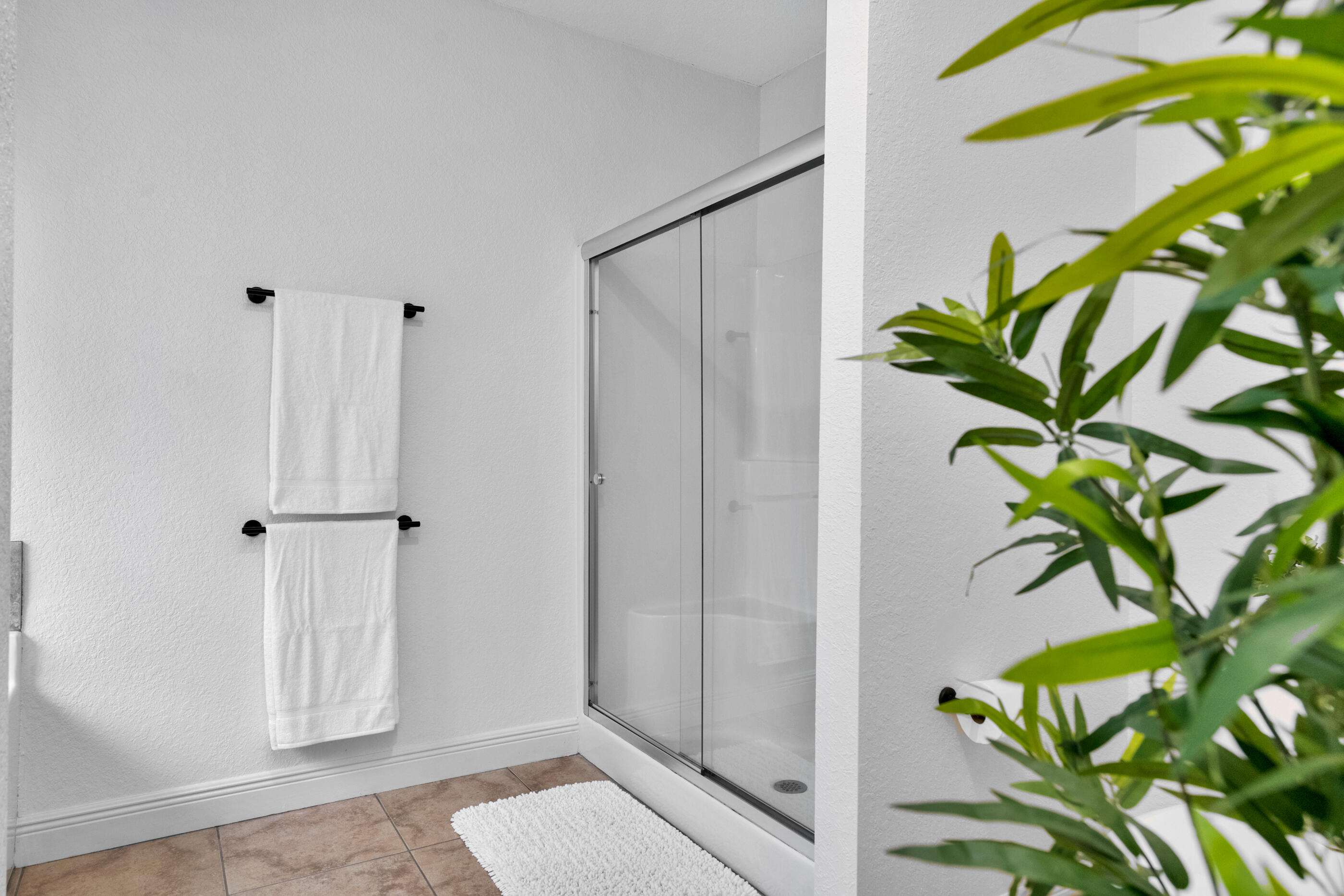 4567 Hermosa Road Crestview, FL 32539 - Photo 21 of 28 a view of a hallway with potted plants
