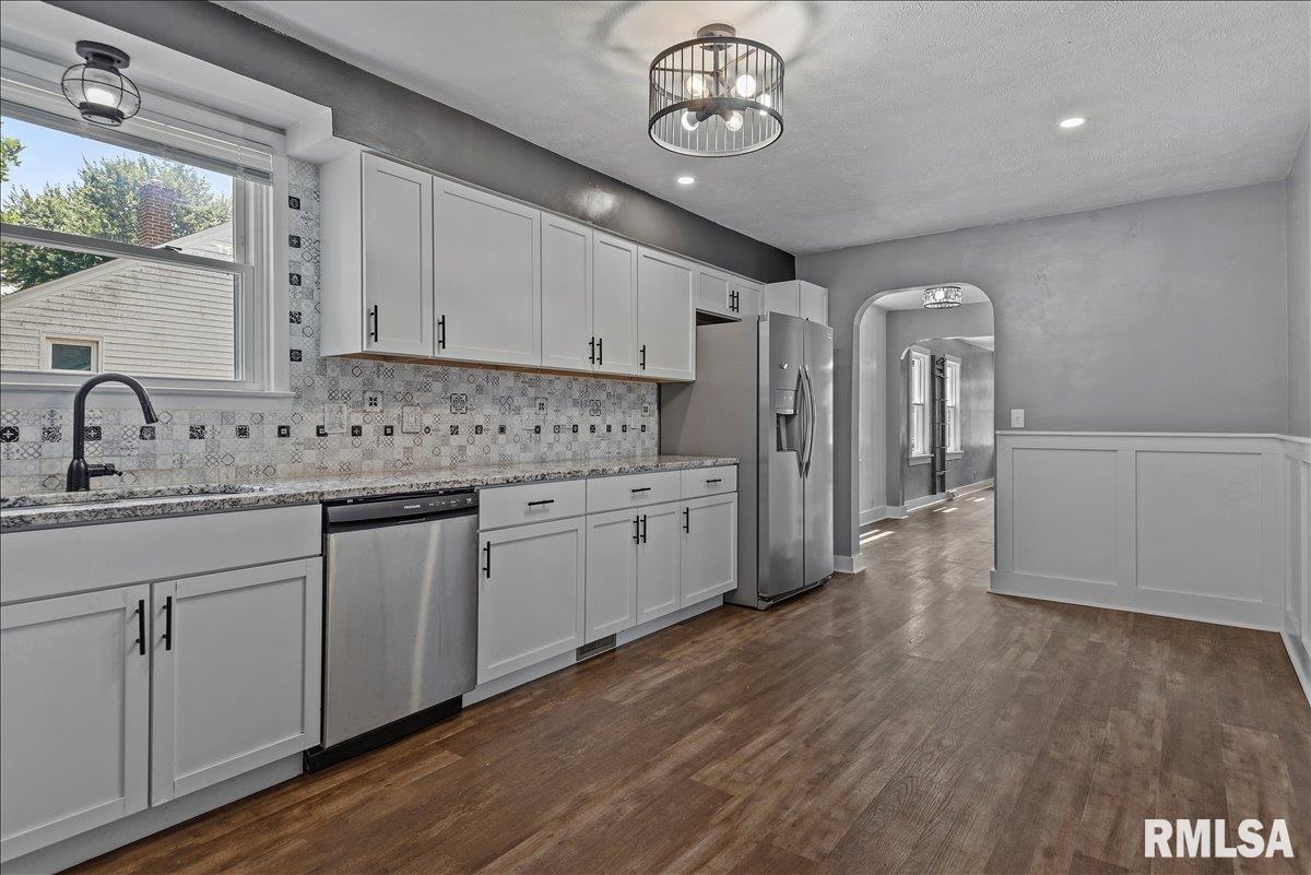 806 9th Street Pawnee, IL 62558 - Photo 11 of 36