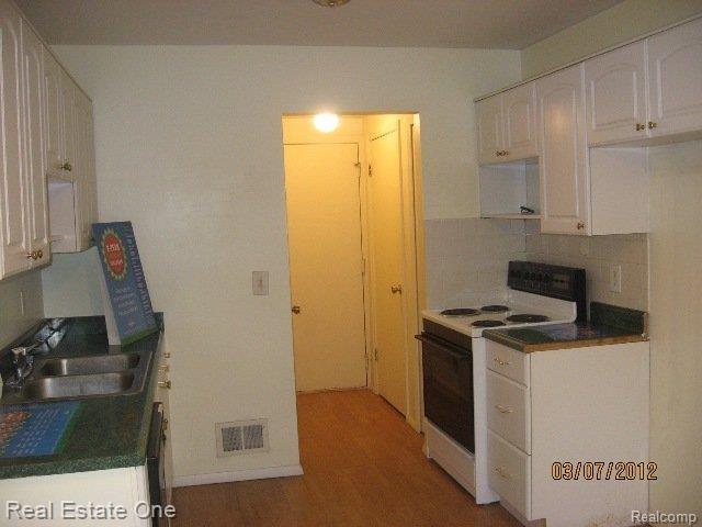 42464 Saratoga Road Canton, MI 48187 - Photo 6 of 9 Kitchen.JPG