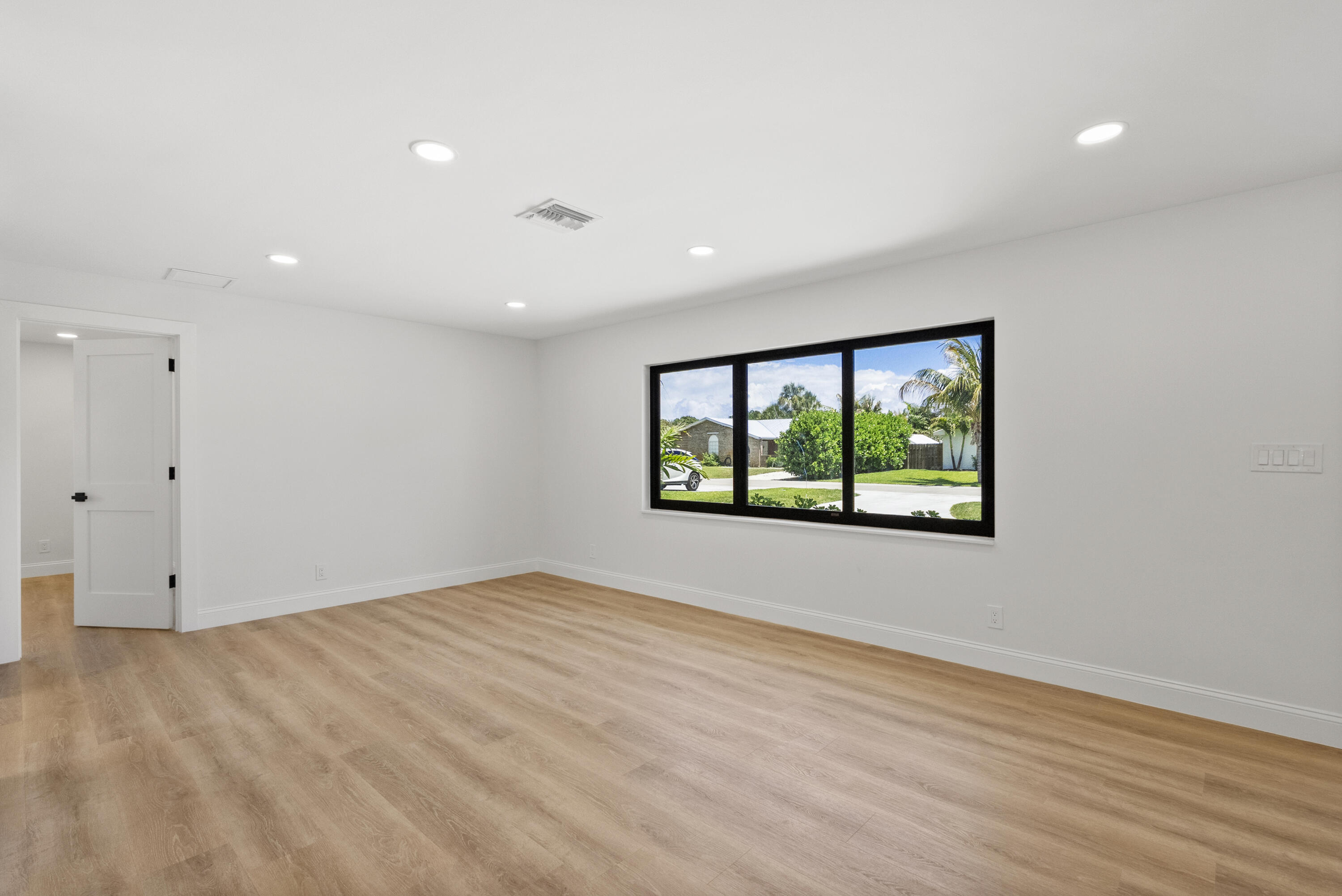 128 Norfolk Road Jupiter, FL 33469 - Photo 12 of 46 main living
