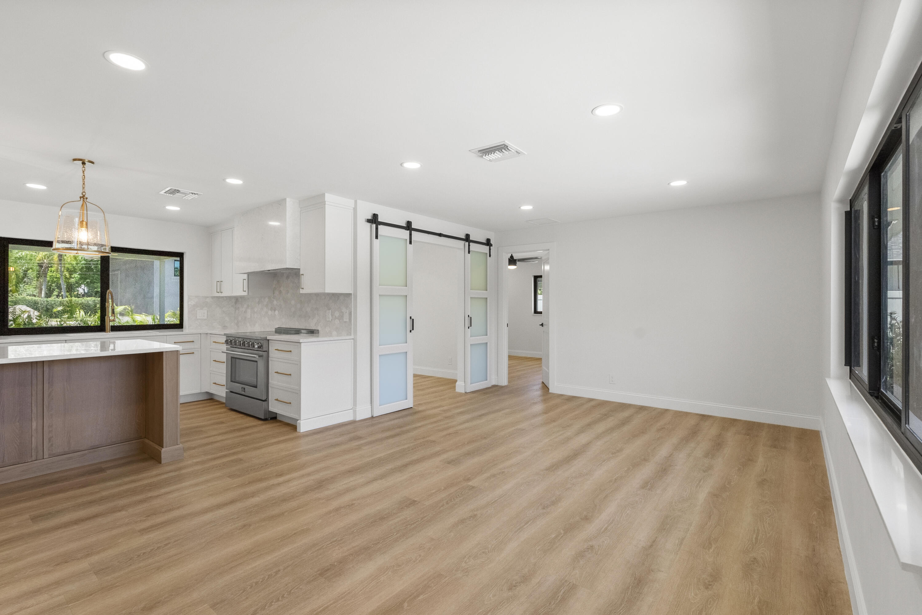 128 Norfolk Road Jupiter, FL 33469 - Photo 13 of 46 main living