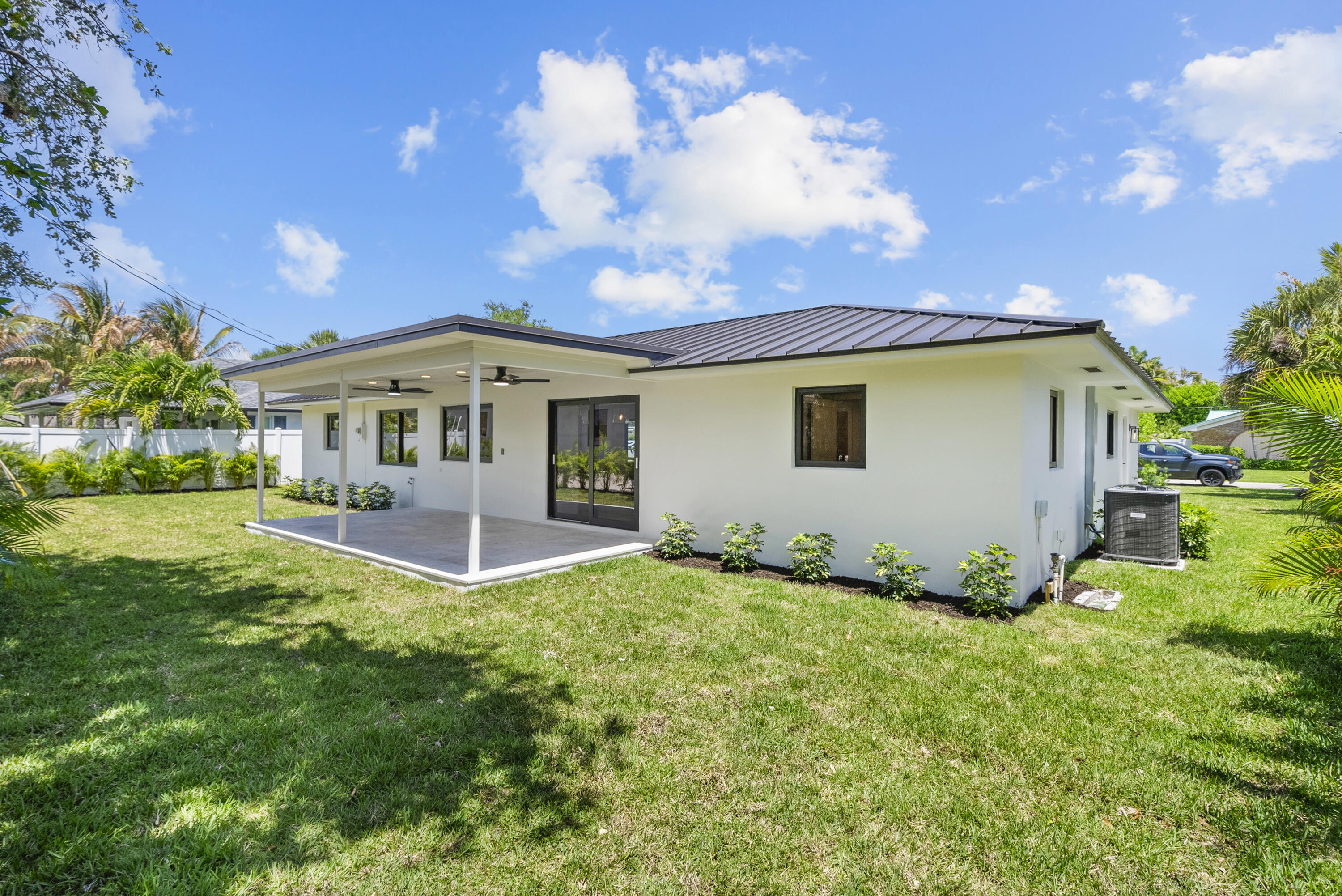 128 Norfolk Road Jupiter, FL 33469 - Photo 32 of 46 back exterior