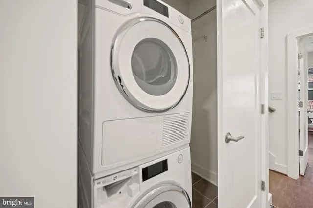 a picture of a bench in a wall