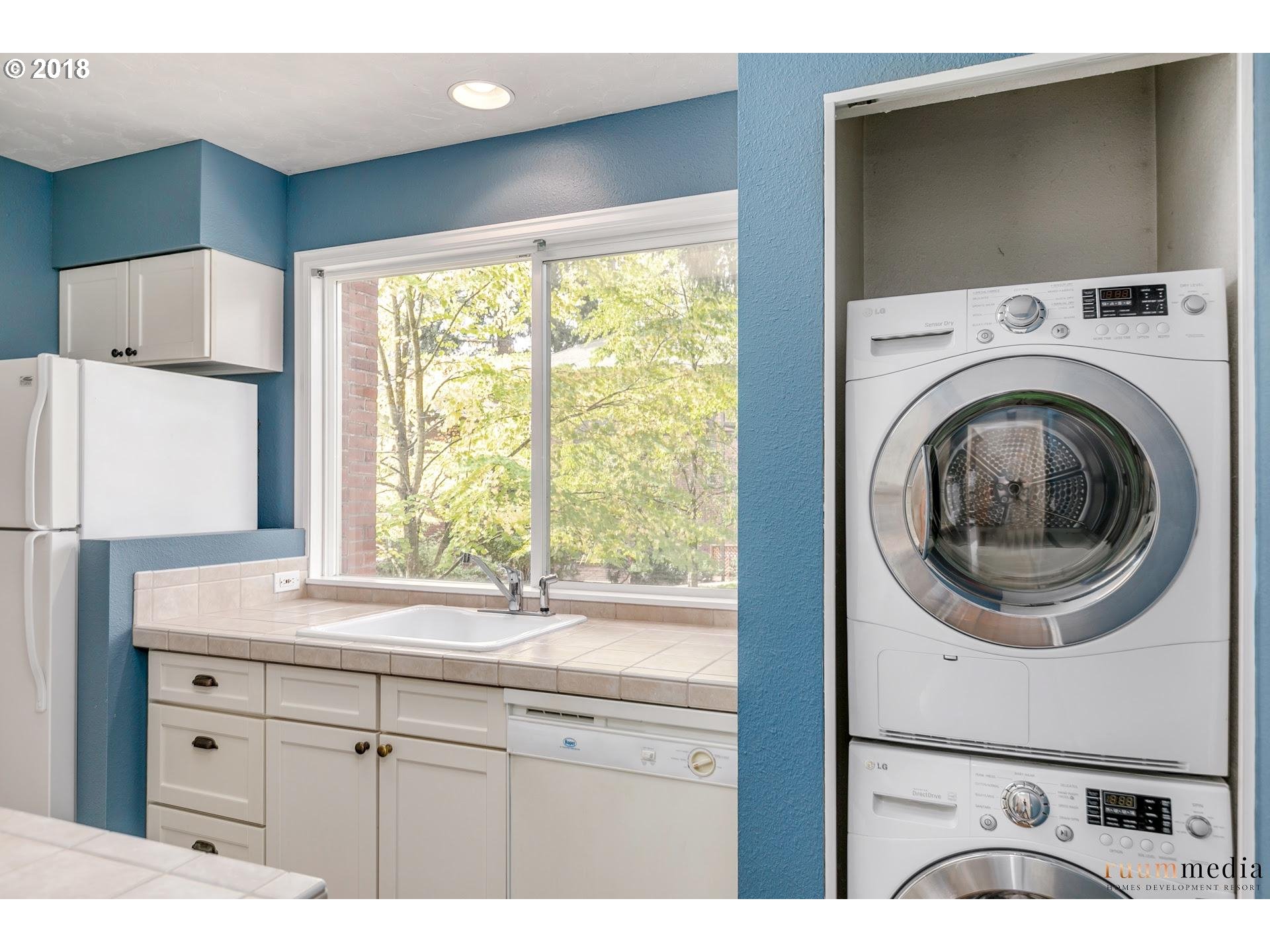 204 Ridgeway Road, Unit 204 Lake Oswego, OR 97034 - Photo 11 of 31 Gallery Image 11