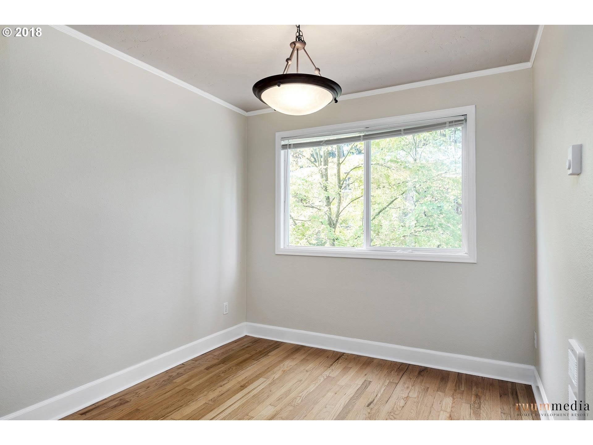 204 Ridgeway Road, Unit 204 Lake Oswego, OR 97034 - Photo 12 of 31 Dining Area