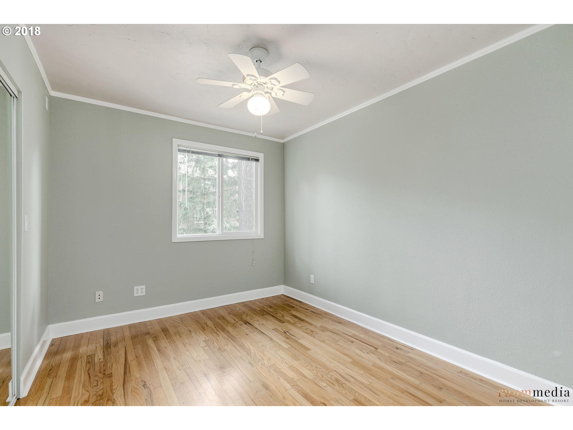 204 Ridgeway Road, Unit 204 Lake Oswego, OR 97034 - Photo 13 of 31 Bedroom