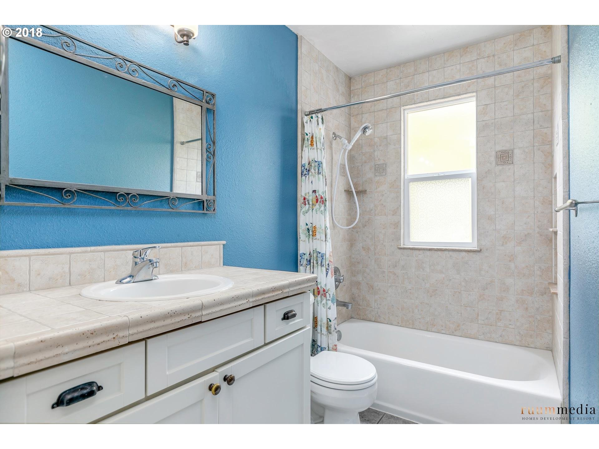 204 Ridgeway Road, Unit 204 Lake Oswego, OR 97034 - Photo 15 of 31 Bathroom