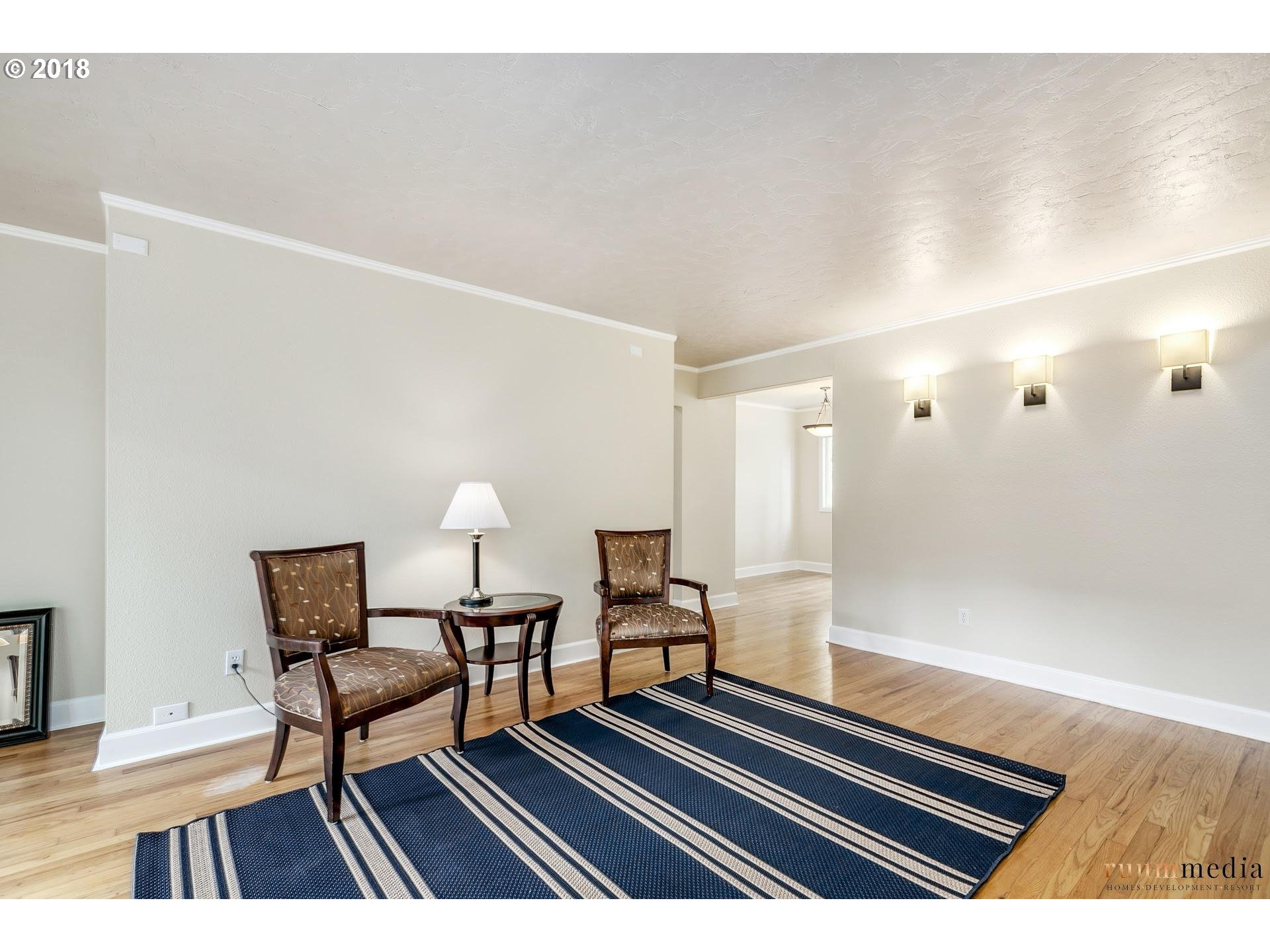 204 Ridgeway Road, Unit 204 Lake Oswego, OR 97034 - Photo 4 of 31 Gallery Image 4