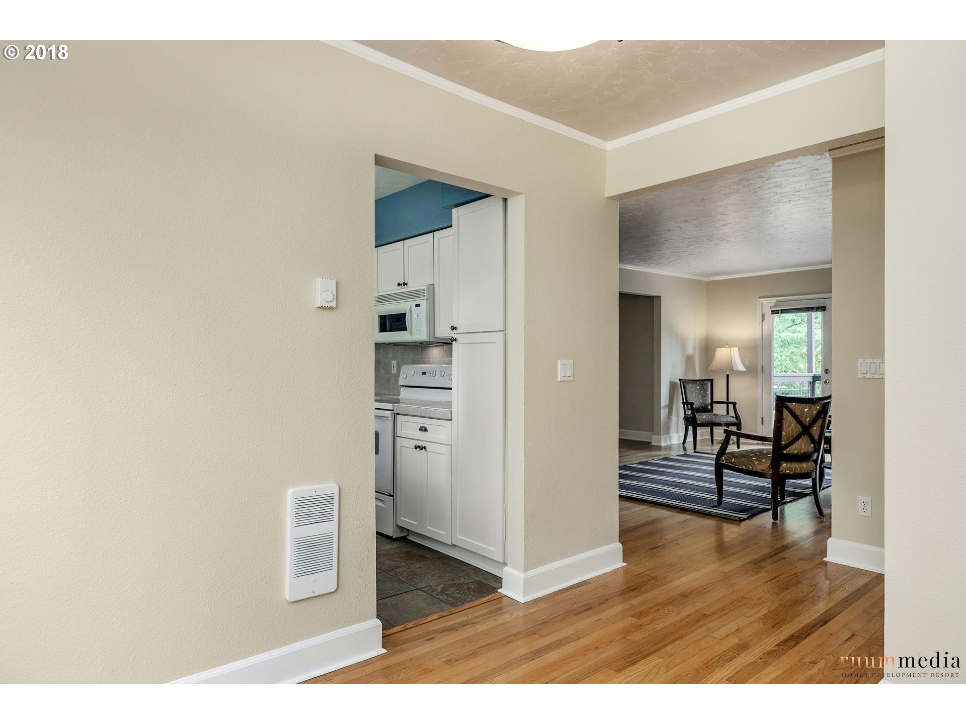 204 Ridgeway Road, Unit 204 Lake Oswego, OR 97034 - Photo 6 of 31 Gallery Image 6