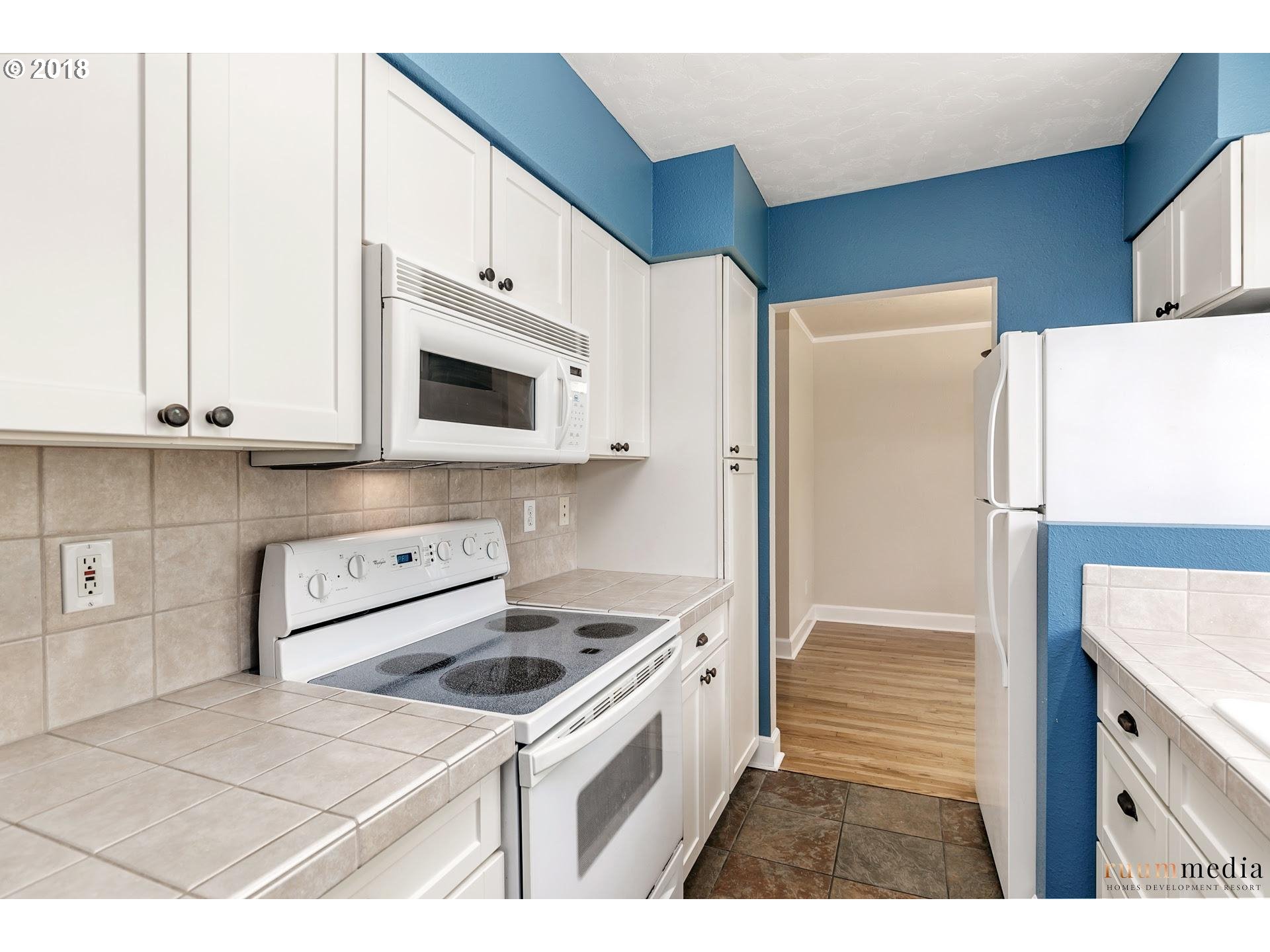 204 Ridgeway Road, Unit 204 Lake Oswego, OR 97034 - Photo 8 of 31 Gallery Image 8