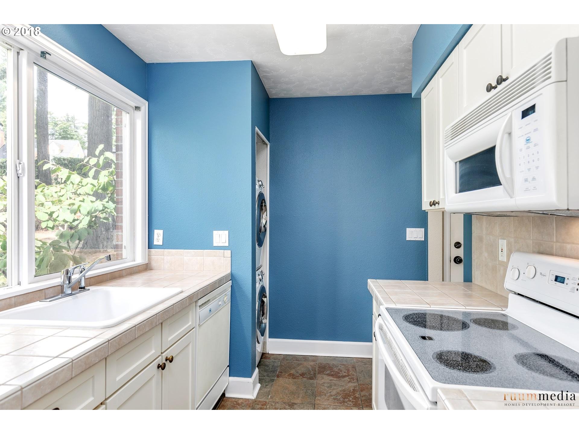 204 Ridgeway Road, Unit 204 Lake Oswego, OR 97034 - Photo 9 of 31 Gallery Image 9