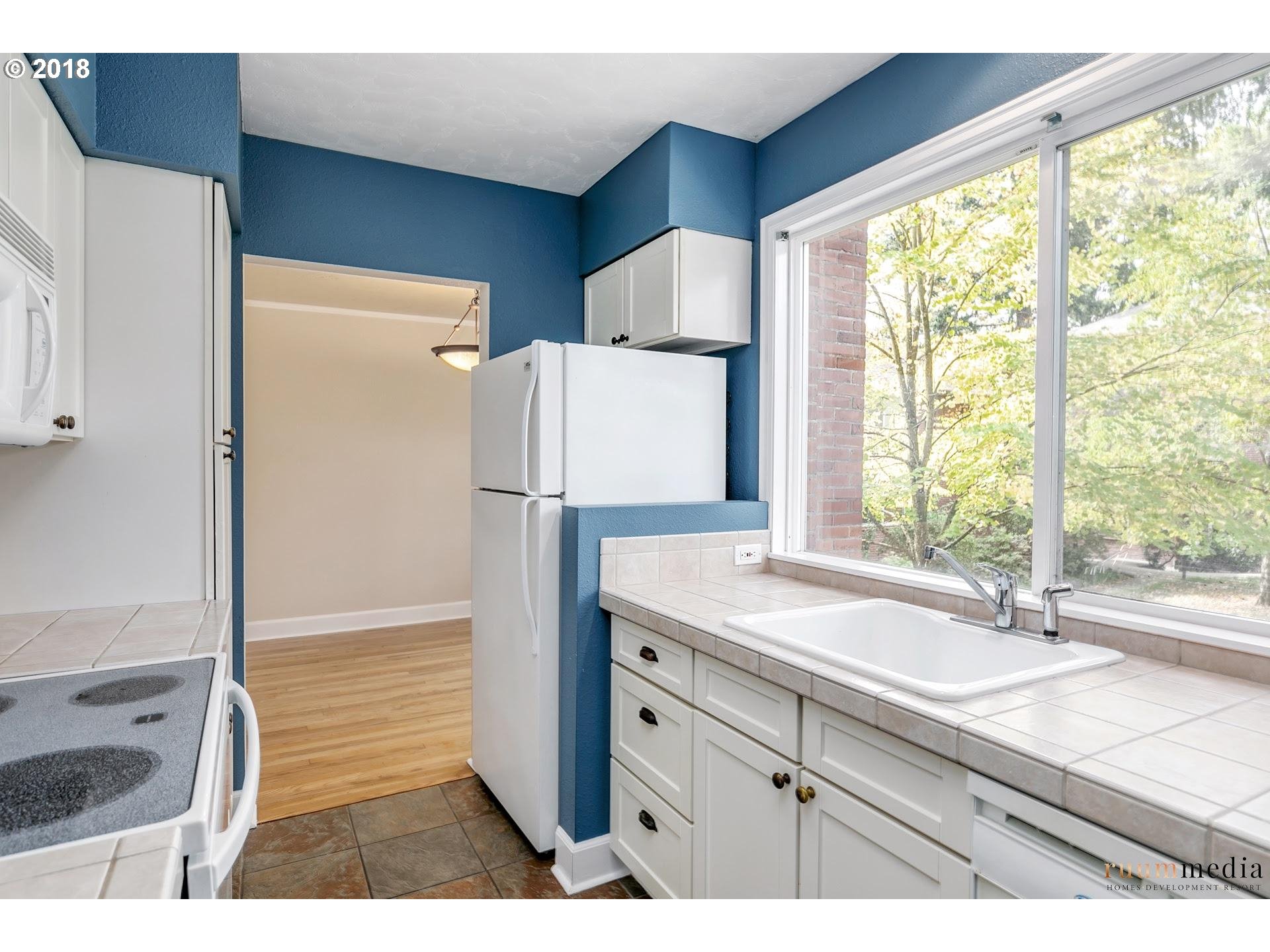 204 Ridgeway Road, Unit 204 Lake Oswego, OR 97034 - Photo 10 of 31 Gallery Image 10