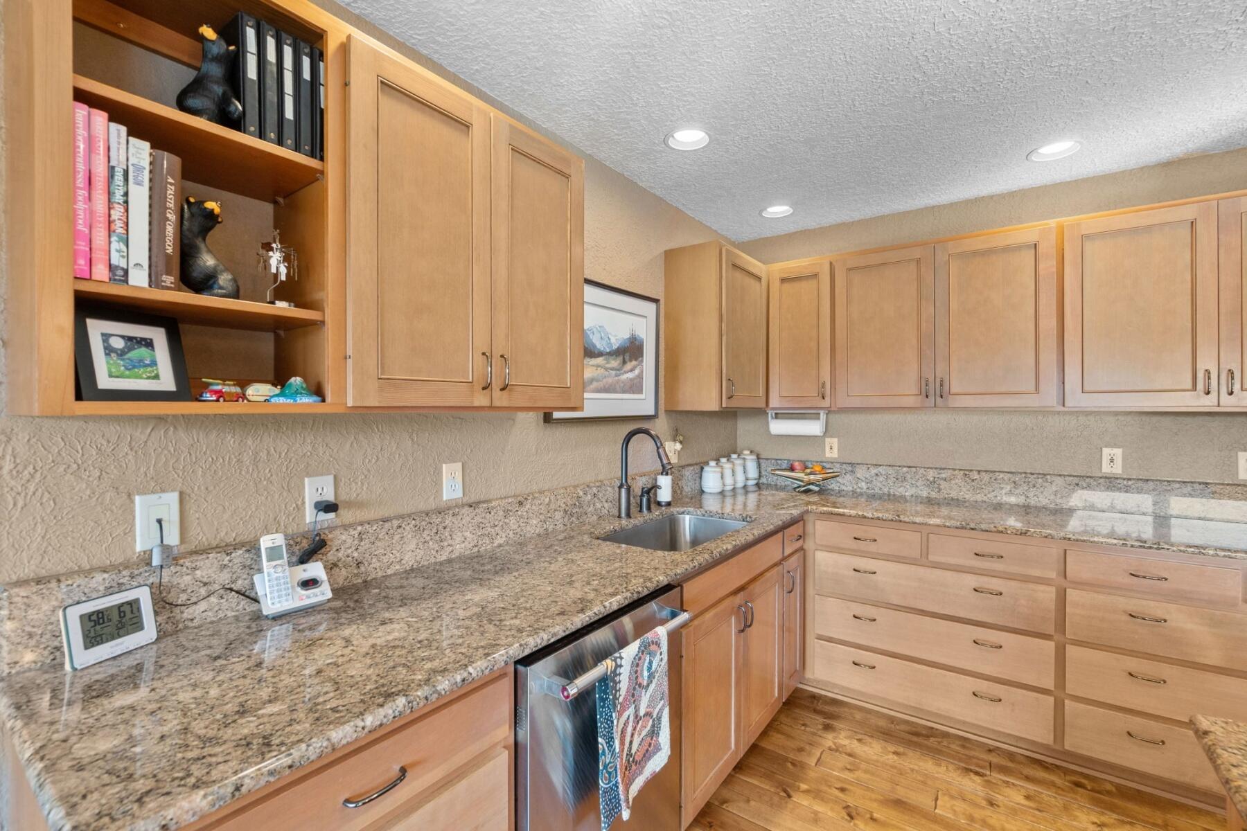 66825 Sisemore Road Bend, OR 97703 - Photo 16 of 42 Granite Counters