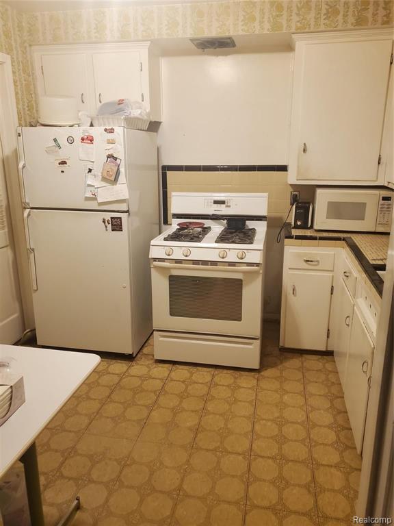 19401 Sunderland Road Detroit, MI 48219 - Photo 5 of 7