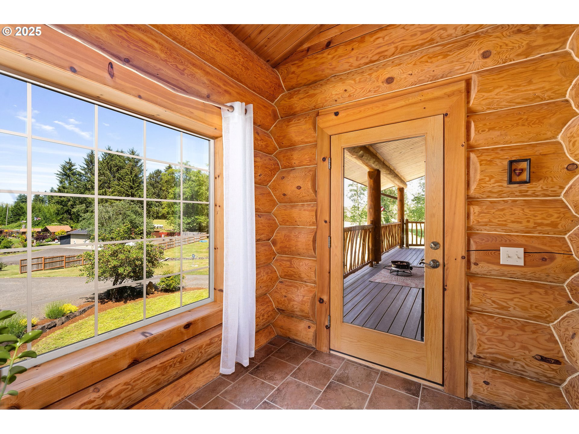 93011 Labeck Road Astoria, OR 97103 - Photo 19 of 44 Entrance/Foyer